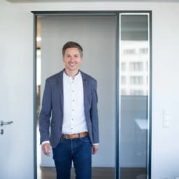 Portrait image of Bastian Hassloch